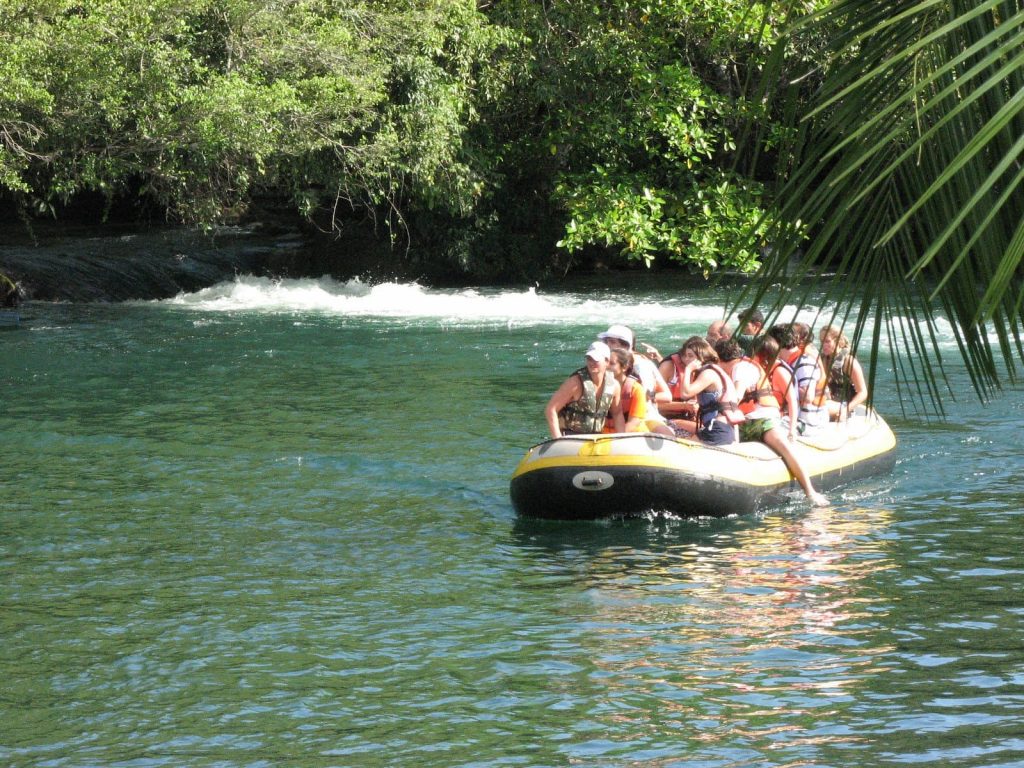 Passeio de bote pelo Rio Formoso